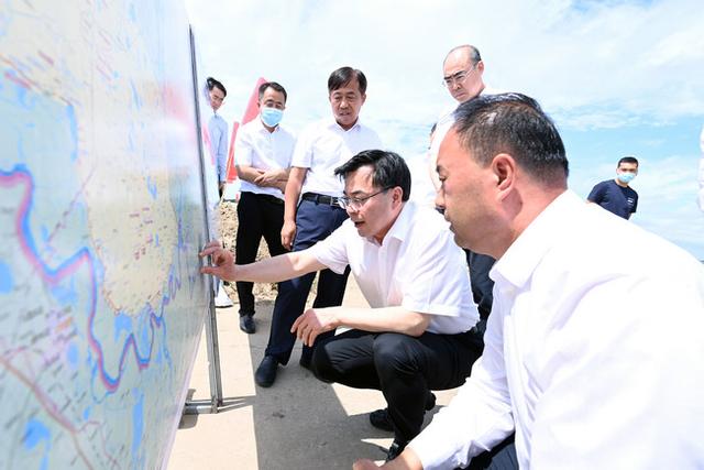 防汛常規物資中主要包含麻袋吸水膨脹袋,無紡布吸水膨脹袋,防汛沙袋,防汛噸袋,防汛編織袋,雨衣,雨靴,雨傘,彩條布,工兵鏟,十字鎬,八磅錘,應急救生包等。